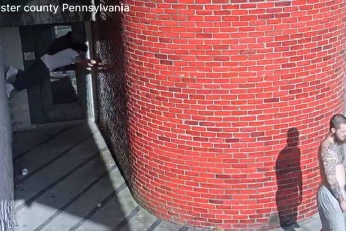 Câmera de segurança mostra a fuga de Danilo Cavalcante, escalando a parede da prisão - (crédito: Departamento de Polícia do Condado de Chester ) Câmera de segurança mostra a fuga de Danilo Cavalcante, escalando a parede da prisão - (crédito: Departamento de Polícia do Condado de Chester )