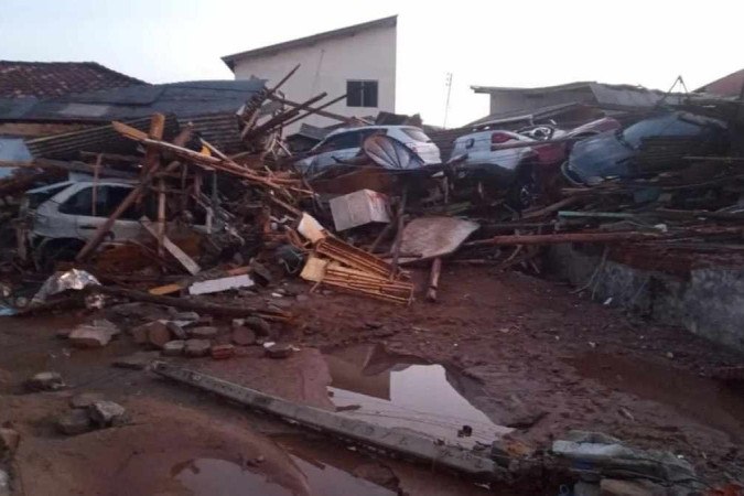 Reservatório rompe, água inunda cidade, deixa feridos e destrói casas em SC