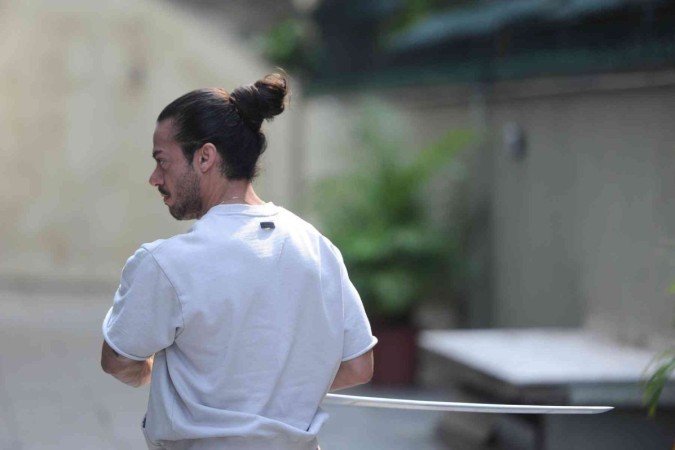 Alisson D'jean viralizou ao impedir o roubo de bicicletas em seu prédio correndo atrás dos bandidos com uma espada Katana, usada por samurais e praticantes de Aikido - (crédito: Leandro Couri/EM/DA Press) Alisson D'jean viralizou ao impedir o roubo de bicicletas em seu prédio correndo atrás dos bandidos com uma espada Katana, usada por samurais e praticantes de Aikido - (crédito: Leandro Couri/EM/DA Press)