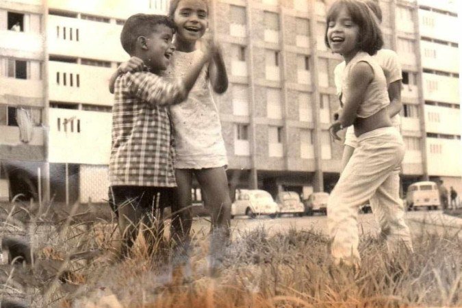 Chico Lima com seus irmãos Maria e Lígia, no início da 312 Norte - (crédito: Arquivo Pessoal) Chico Lima com seus irmãos Maria e Lígia, no início da 312 Norte - (crédito: Arquivo Pessoal)