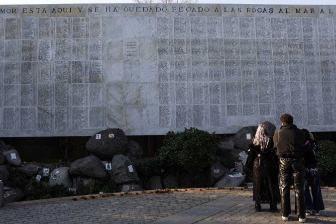 Chilenos visitam o Memorial às Pessoas Detidas e Desaparecidas, no Cemitério Geral de Santiago: ruptura institucional deu lugar a graves violações dos direitos humanos - (crédito: Martin Bernetti/AFP) Chilenos visitam o Memorial às Pessoas Detidas e Desaparecidas, no Cemitério Geral de Santiago: ruptura institucional deu lugar a graves violações dos direitos humanos - (crédito: Martin Bernetti/AFP)