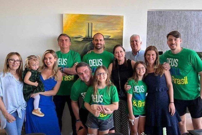 Sem fazer comentários durante a manhã de cerimônia na Esplanada de Brasília, Bolsonaro só publicou à tarde um vídeo mostrando imagens do desfile do último ano - (crédito: Reprodução) Sem fazer comentários durante a manhã de cerimônia na Esplanada de Brasília, Bolsonaro só publicou à tarde um vídeo mostrando imagens do desfile do último ano - (crédito: Reprodução)
