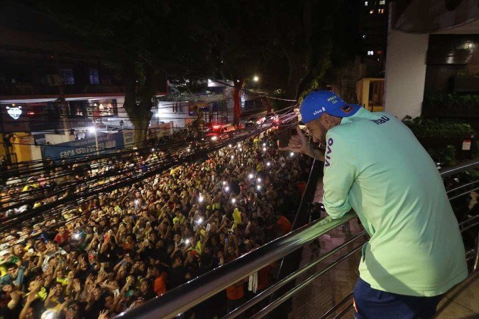 Do corpo a corpo com a torcida às aparições e acenos da sacada do hotel: Neymar e companhia retribuem carinho em Belém do Pará - (crédito: Vitor Silva/CBF) Do corpo a corpo com a torcida às aparições e acenos da sacada do hotel: Neymar e companhia retribuem carinho em Belém do Pará - (crédito: Vitor Silva/CBF)