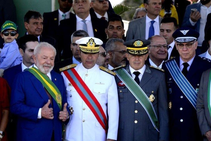 Lula acompanha a passagem das tropas, ao lado do comandante do Exército, Tomás Paiva, e do ministro da Defesa, José Múcio Monteiro - (crédito: Carlos Vieira) Lula acompanha a passagem das tropas, ao lado do comandante do Exército, Tomás Paiva, e do ministro da Defesa, José Múcio Monteiro - (crédito: Carlos Vieira)