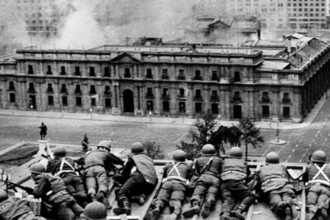 O Palácio de La Moneda, sede da presidência do Chile, arde em chamas após o bombardeio liderado por Augusto Pinochet em 11 de setembro de 1973, pondo fim ao governo do presidente Salvador Allende - (crédito: Getty Images) O Palácio de La Moneda, sede da presidência do Chile, arde em chamas após o bombardeio liderado por Augusto Pinochet em 11 de setembro de 1973, pondo fim ao governo do presidente Salvador Allende - (crédito: Getty Images)