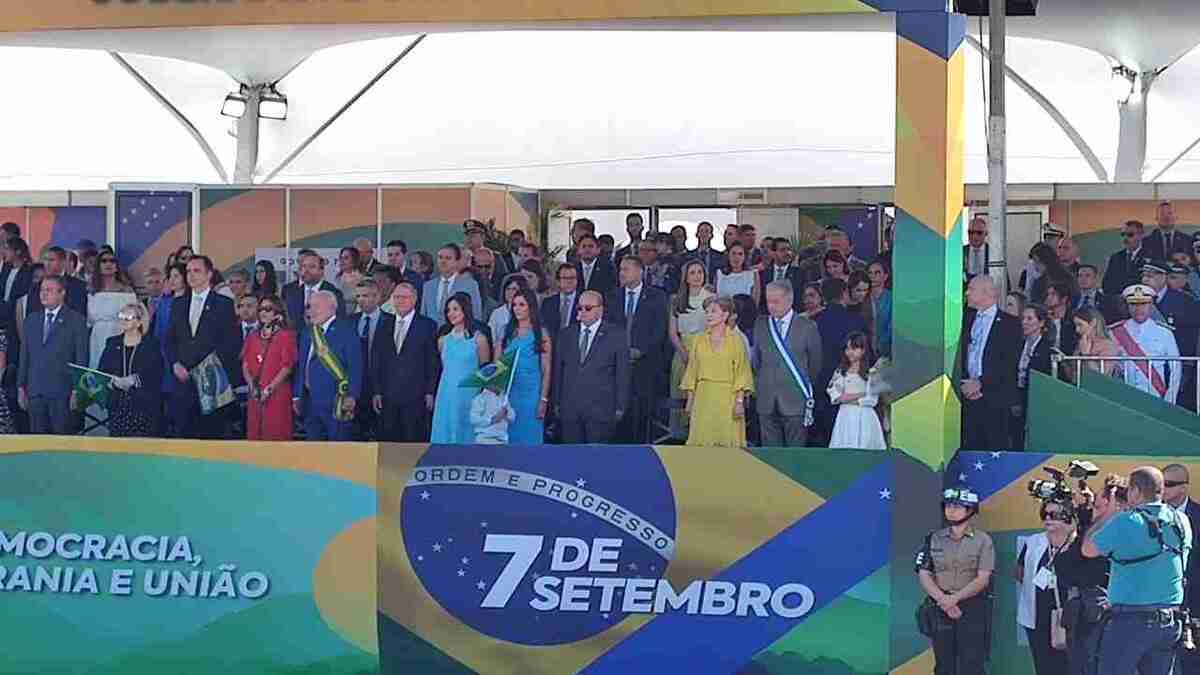 Ibaneis Rocha, governador do DF chega ao desfile de 7 de Setembro ao lado de Mayara Noronha -  (crédito: Arthur de Souza/CB/D.A Press)