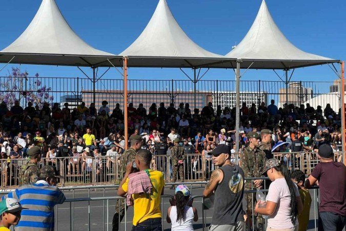 Público ocupa a arquibancada da Esplanada para acompanhar o desfile cívico-militar em celebração da Independência - (crédito: Samuel Calado/CB/D.A.Press)