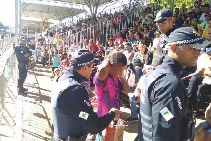 Homem, não identificado, é retirado de arquibancada para desfile de 7 de setembro por ameaçar verbalmente algumas crianças - (crédito: Pedro Marra/CB/D.A.Press) Homem, não identificado, é retirado de arquibancada para desfile de 7 de setembro por ameaçar verbalmente algumas crianças - (crédito: Pedro Marra/CB/D.A.Press)