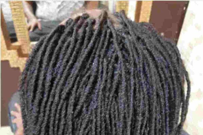 Pessoa com alopecia recebe dreads no Salão Rainha de Sabá