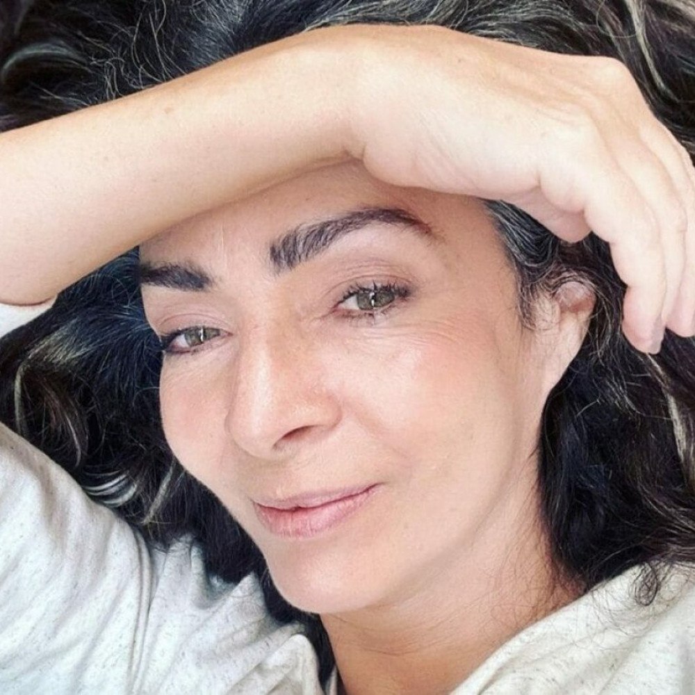 Claudia Ohana posa de biquíni vermelho e impressiona com beleza natural