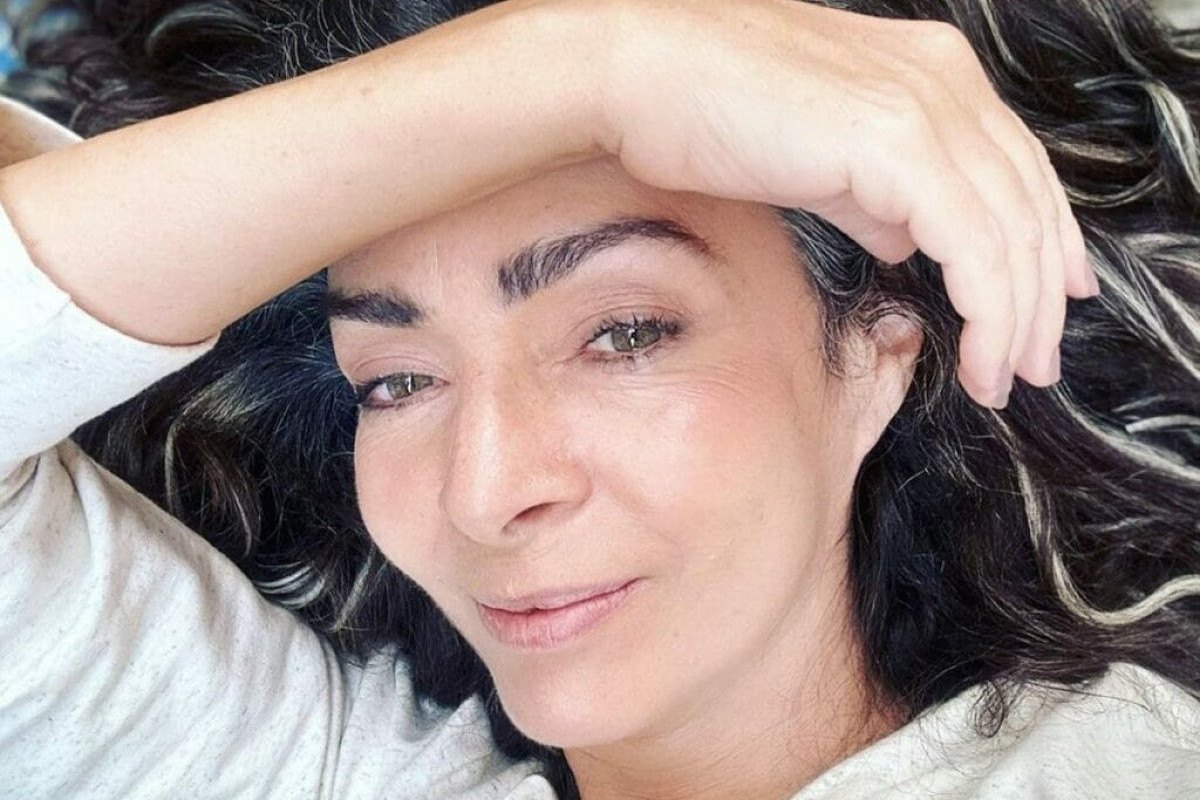 Claudia Ohana posa de biquíni vermelho e impressiona com beleza natural