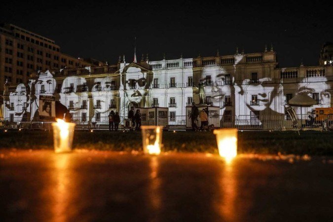 As imagens dos presos políticos desaparecidos projetados na fachada do Palácio de La Moneda: símbolos do horror da ditadura  