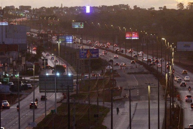 Transtorno: em alguns trechos da via, motoristas precisam reduzir a velocidade para não causar acidentes nem danificar os carros - (crédito: Ed Alves/CB/DA.Press) Transtorno: em alguns trechos da via, motoristas precisam reduzir a velocidade para não causar acidentes nem danificar os carros - (crédito: Ed Alves/CB/DA.Press)