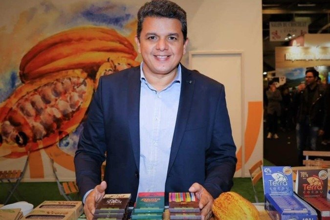 Nascido no sertão da Bahia, Marco Lessa se tornou um grande empreendedor. Com o Chocolat Festival, atravessou as fronteiras de Ilhéus e do Brasil. Graças ao evento,
mais de 300 empreendedores conseguiram fixar suas marcas de chocolate, gerando
empregos e renda. A segunda edição ará por Portugal, Bélgica e França, mas, antes,
aportará em Brasília. - (crédito: Arquivo pessoal) Nascido no sertão da Bahia, Marco Lessa se tornou um grande empreendedor. Com o Chocolat Festival, atravessou as fronteiras de Ilhéus e do Brasil. Graças ao evento,
mais de 300 empreendedores conseguiram fixar suas marcas de chocolate, gerando
empregos e renda. A segunda edição ará por Portugal, Bélgica e França, mas, antes,
aportará em Brasília. - (crédito: Arquivo pessoal)