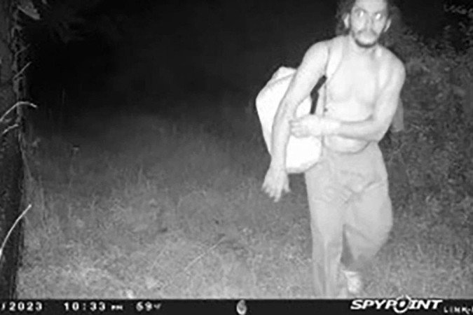 Cavalcante foi flagrado por câmeras de vigilância diversas vezes desde que fugiu da prisão -  (crédito: Polícia do Estado da Pensilvânia)