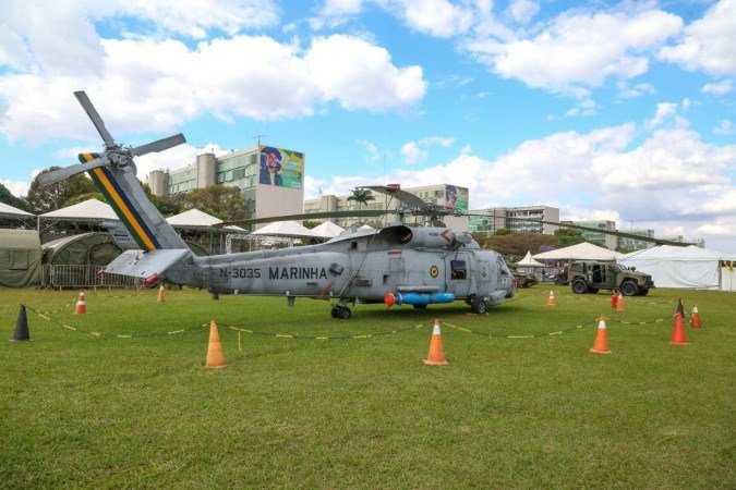 O local inclui a oportunidade de conhecer atrações como carros de combate, armamentos e aeronaves. - (crédito: Centro de Comunicação Social da Marinha - CCSM) O local inclui a oportunidade de conhecer atrações como carros de combate, armamentos e aeronaves. - (crédito: Centro de Comunicação Social da Marinha - CCSM)
