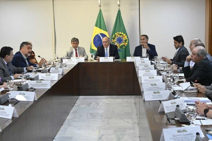 Alckmin instala sala de situação permanente no Planalto e anuncia medidas de socorro ao RS. Presidente em exercício visitará o estado amanhã - (crédito: Cadu Gomes/PR) Alckmin instala sala de situação permanente no Planalto e anuncia medidas de socorro ao RS. Presidente em exercício visitará o estado amanhã - (crédito: Cadu Gomes/PR)