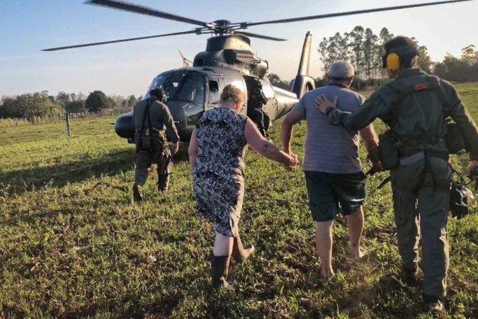 Entre as atividades que das tropas estão busca e resgate de vítimas; evacuações aeromédicas; transporte de equipes e famílias; e desobstrução das vias. - (crédito: Reprodução/Ministério da Defesa) Entre as atividades que das tropas estão busca e resgate de vítimas; evacuações aeromédicas; transporte de equipes e famílias; e desobstrução das vias. - (crédito: Reprodução/Ministério da Defesa)
