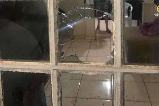 O homem quebrou o vidro de uma porta com um soco, de acordo com familiares. -  (crédito: Divulgação/PMDF)
