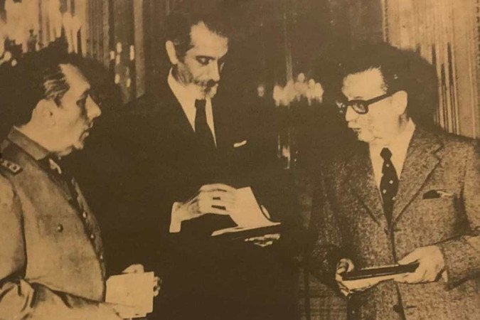 José Tohá (C), ainda ministro da Defesa, com o presidente Salvador Allende (D) e o general Carlos Prats (E), titular da pasta do Interior 
