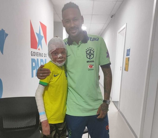 Gilberto Ferreira, 14, e o ídolo Neymar: sonho realizado pelo menino vítima de epidermólise bolhosa -  (crédito: Arquivo Pessoal/Mary Ferreira)