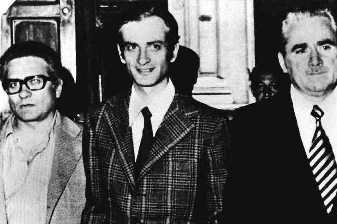 Pedro Felipe Ramírez (C) é levado preso com o secretário pessoal de Allende, Osvaldo Puccio (D) e o deputado socialista Alejandro Jiliberto (E) 