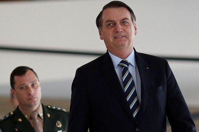 O ex-presidente Jair Bolsonaro, com seu ajudante de ordens Mauro Cid logo atrás, em foto de 2019 - (crédito: Reuters) O ex-presidente Jair Bolsonaro, com seu ajudante de ordens Mauro Cid logo atrás, em foto de 2019 - (crédito: Reuters)