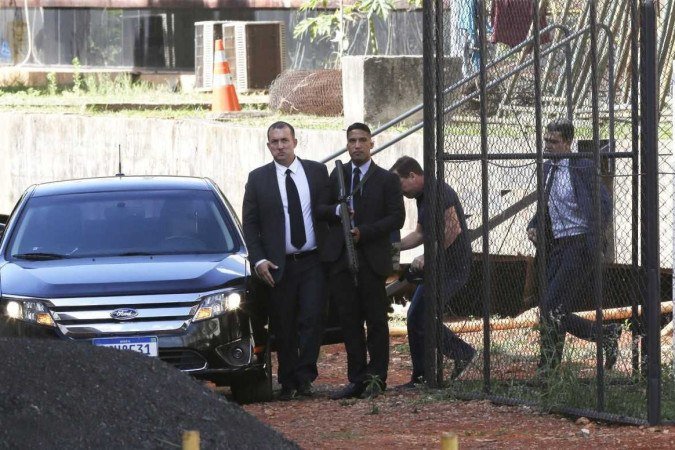 Mauro Cid deixa o Centro Integrado de Monitoramento depois de colocar a tornozeleira eletrônica - (crédito: Wilton Junior/Estadão Conteúdo) Mauro Cid deixa o Centro Integrado de Monitoramento depois de colocar a tornozeleira eletrônica - (crédito: Wilton Junior/Estadão Conteúdo)
