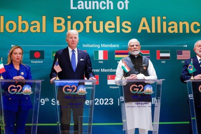 Da esq. para dir., a premiê italiana Georgia Meloni, o presidente americano Joe Biden, o premiê indiano Narendra Modi e o presidente brasileiro Luiz Inácio Lula da Silva durante lançamento de plano sobre biocombustíveis na cúpula do G20 - (crédito: Reuters) Da esq. para dir., a premiê italiana Georgia Meloni, o presidente americano Joe Biden, o premiê indiano Narendra Modi e o presidente brasileiro Luiz Inácio Lula da Silva durante lançamento de plano sobre biocombustíveis na cúpula do G20 - (crédito: Reuters)