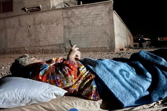 Tânia Andrade dormiu do lado de fora do hotel, no deserto, com medo - (crédito: Arquivo pessoal) Tânia Andrade dormiu do lado de fora do hotel, no deserto, com medo - (crédito: Arquivo pessoal)