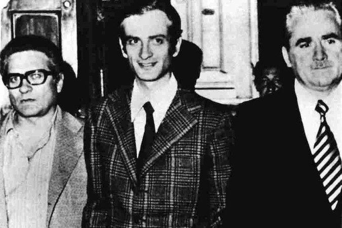 Pedro Felipe Ramírez (C), preso e algemado a Osvaldo Puccio, secretário de Allende (D) - (crédito: Arquivo Pessoal) Pedro Felipe Ramírez (C), preso e algemado a Osvaldo Puccio, secretário de Allende (D) - (crédito: Arquivo Pessoal)