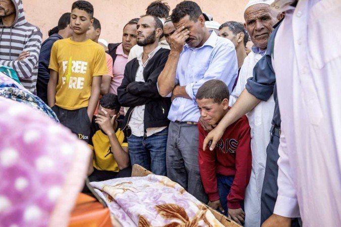 Pessoas choram diante do corpo de uma vítima morta em terremoto no Marrocos - (crédito: AFP) Pessoas choram diante do corpo de uma vítima morta em terremoto no Marrocos - (crédito: AFP)