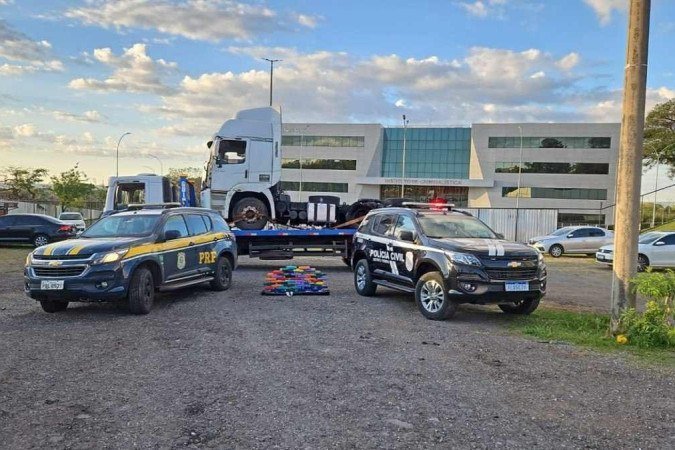 Carreta transportando 15 kg de cocaína e 35 kg de crack foi apreendida no DF - (crédito: PRF/Divulgação) Carreta transportando 15 kg de cocaína e 35 kg de crack foi apreendida no DF - (crédito: PRF/Divulgação)