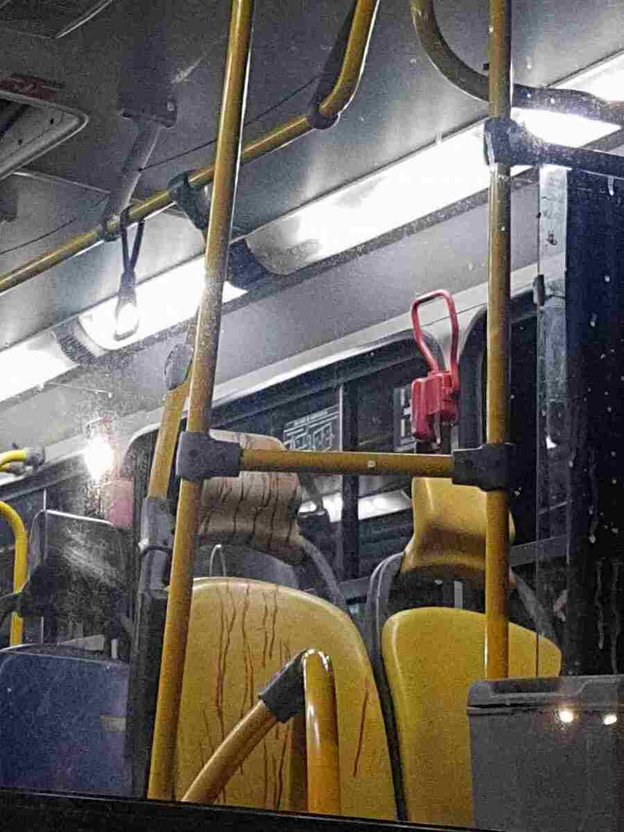 Dentro do ônibus em que mulher ficou refém tinha marcas de sangue