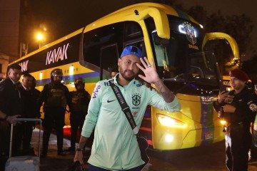 Neymar desembarca em Lima, no Peru: o próximo adversário só sofreu menos gols do atacante do que o Japão - (crédito: Vitor Silva/CBF) Neymar desembarca em Lima, no Peru: o próximo adversário só sofreu menos gols do atacante do que o Japão - (crédito: Vitor Silva/CBF)