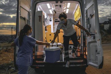O sistema de distribuição e fila é totalmente público no Brasil e mais de 90% das cirurgias são feitas pelo SUS - (crédito: Getty Images) O sistema de distribuição e fila é totalmente público no Brasil e mais de 90% das cirurgias são feitas pelo SUS - (crédito: Getty Images)