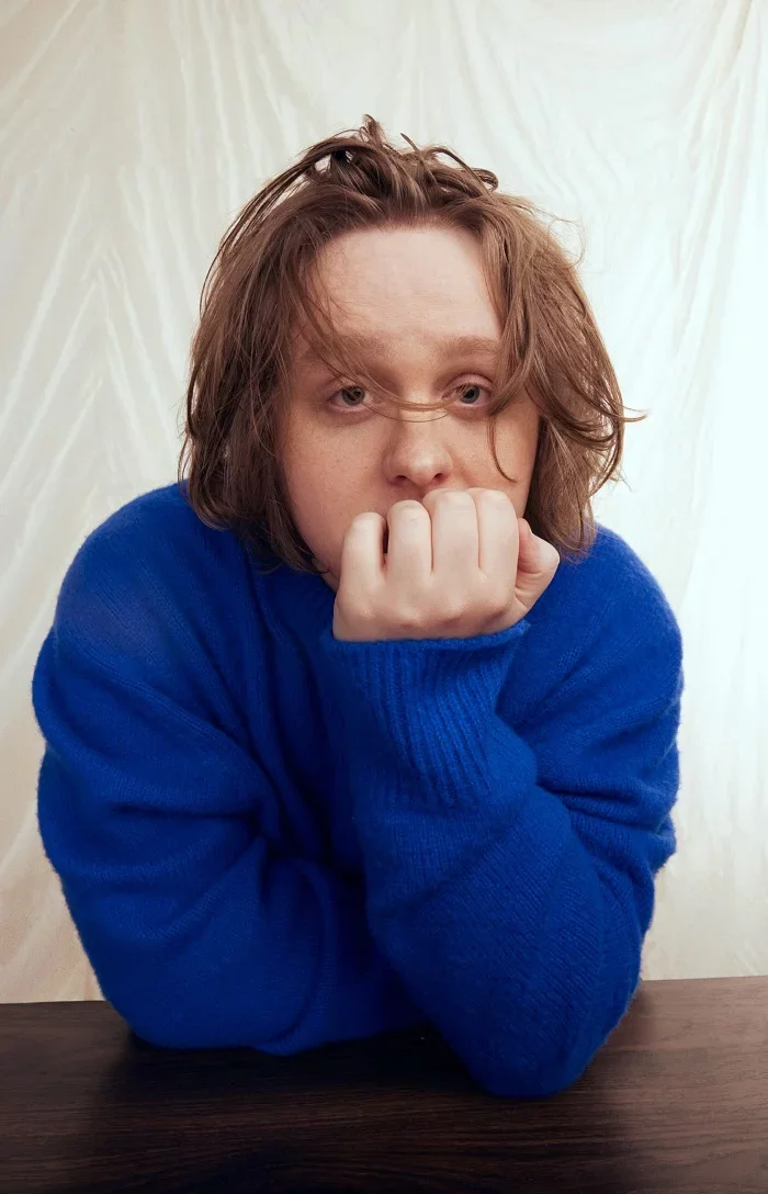 Entenda doença que tirou Lewis Capaldi dos palcos Com apenas 26 anos, Lewis Capaldi anunciou uma pausa na carreira musical, em junho de 2023, para tratar da Síndrome de Tourette. - (crédito: Divulgação)