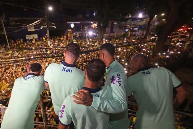 Jogadores da Seleção foram espontaneamente à sacada do hotel interagir com torcedores na agem por Belém. Torcida retribuiu com apoio - (crédito: Vitor Silva/CBF) Jogadores da Seleção foram espontaneamente à sacada do hotel interagir com torcedores na agem por Belém. Torcida retribuiu com apoio - (crédito: Vitor Silva/CBF)