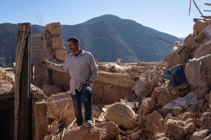 Homem em meio a ruínas de sua casa em Moulay Brahim - (crédito: Getty Images) Homem em meio a ruínas de sua casa em Moulay Brahim - (crédito: Getty Images)