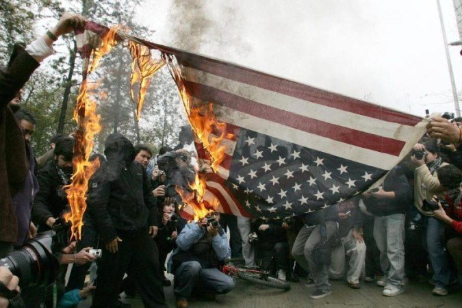 O papel desempenhado pelo governo Nixon na queda de Salvador Allende no Chile gerou protestos contra os Estados Unidos, como o ocorrido em 2007 na capital chilena, Santiago - (crédito: AFP) O papel desempenhado pelo governo Nixon na queda de Salvador Allende no Chile gerou protestos contra os Estados Unidos, como o ocorrido em 2007 na capital chilena, Santiago - (crédito: AFP)