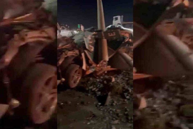 Acidente entre dois carros na BR 070, um deles bateu em um poste de alta tensão - (crédito: Divulgação/Ceilândia Muita Treta) Acidente entre dois carros na BR 070, um deles bateu em um poste de alta tensão - (crédito: Divulgação/Ceilândia Muita Treta)