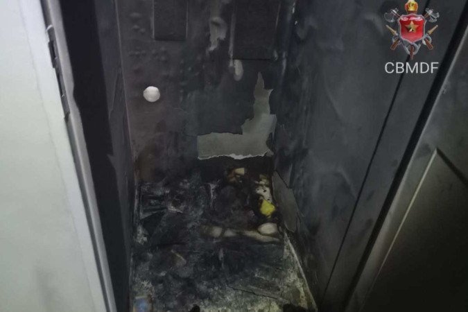 Segundo o CBMDF, as chamas estavam concentradas em um ambiente onde tinha um altar - (crédito: Divulgação/CBMDF) Segundo o CBMDF, as chamas estavam concentradas em um ambiente onde tinha um altar - (crédito: Divulgação/CBMDF)