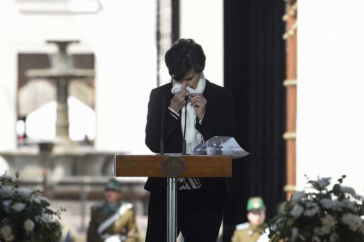 O choro da senadora Isabel Allende, filha de Salvador Allende:  "Tentaram inverter as responsabilidades"