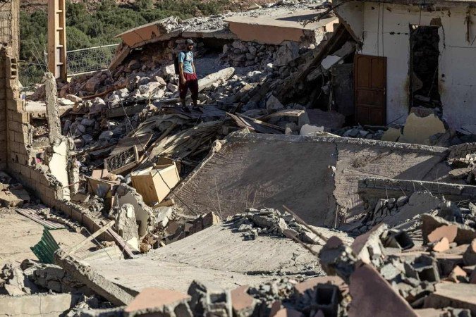 Um homem olha para os escombros de casas na aldeia de Talat N'Yacoub - (crédito: FADEL SENNA / AFP) Um homem olha para os escombros de casas na aldeia de Talat N'Yacoub - (crédito: FADEL SENNA / AFP)