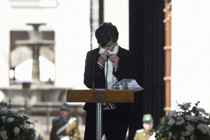 O choro da senadora Isabel Allende, filha de Salvador Allende:  "Tentaram inverter as responsabilidades"