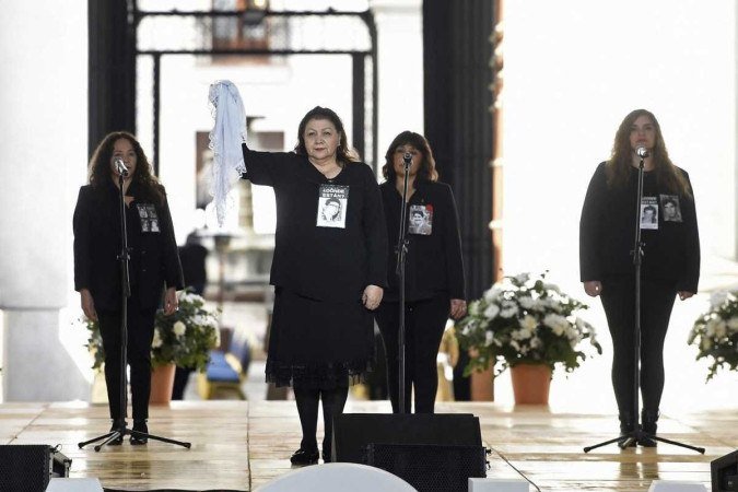 Gaby Rivera (C), presidente do Grupo de Familiares de Presos Desaparecidos, dança cueca sola, modalidade que  expressa a dor do luto 