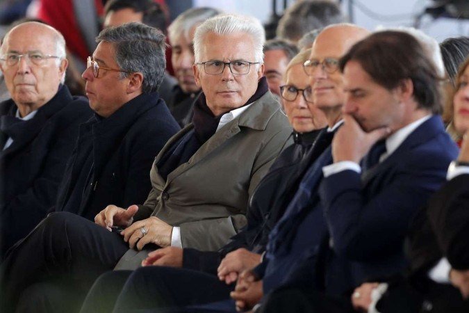 Baltasar Garzón Real (C, de cabelos grisalhos e óculos), juiz espanhol que ordenou a prisão de Augusto Pinochet - (crédito: Javier Torres/AFP) Baltasar Garzón Real (C, de cabelos grisalhos e óculos), juiz espanhol que ordenou a prisão de Augusto Pinochet - (crédito: Javier Torres/AFP)