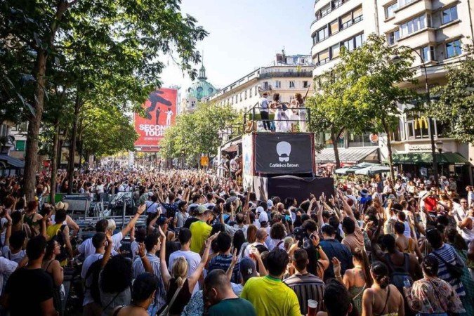 Carlinhos Brown na tradicional Lavagem de Madeleine, em Paris. 