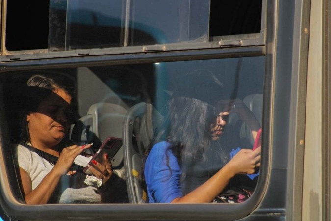Passageiros costumam utilizar os celulares dentro dos ônibus, o que chama a atenção dos criminosos -  (crédito:  Kayo Magalhaes)