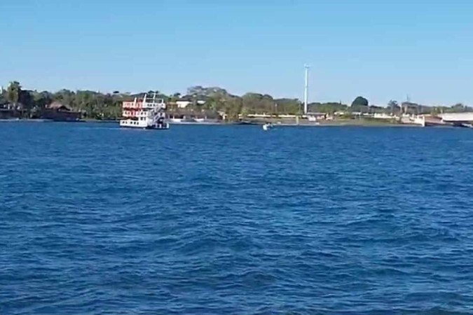 Embarcação à deriva no Lago Paranoá chama atenção de remadores; ainda não há maiores informações sobre o barco - (crédito: Rafael Godoi) Embarcação à deriva no Lago Paranoá chama atenção de remadores; ainda não há maiores informações sobre o barco - (crédito: Rafael Godoi)
